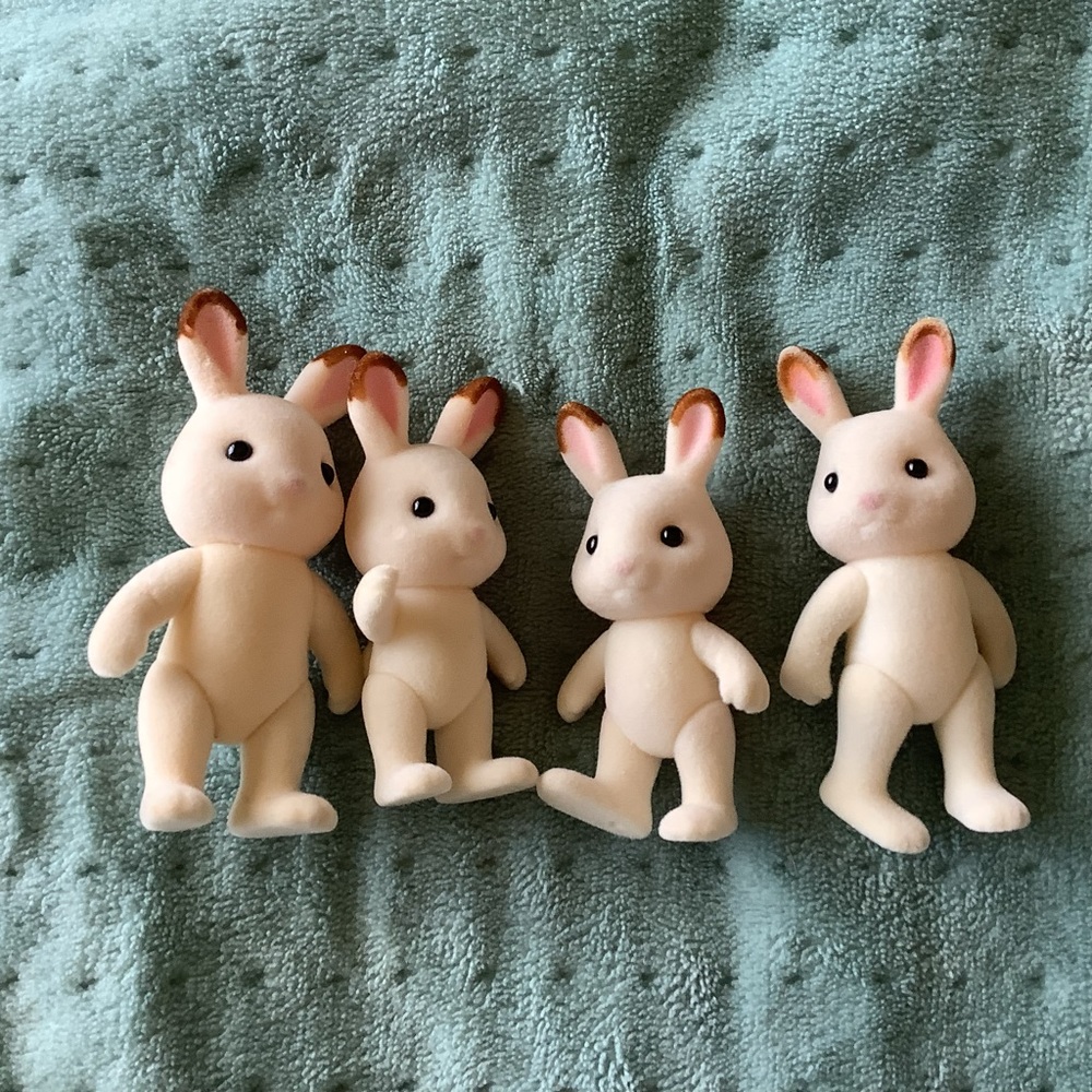 Calico Critters set of 4 cute rabbits multiple sizes. In really good condition.